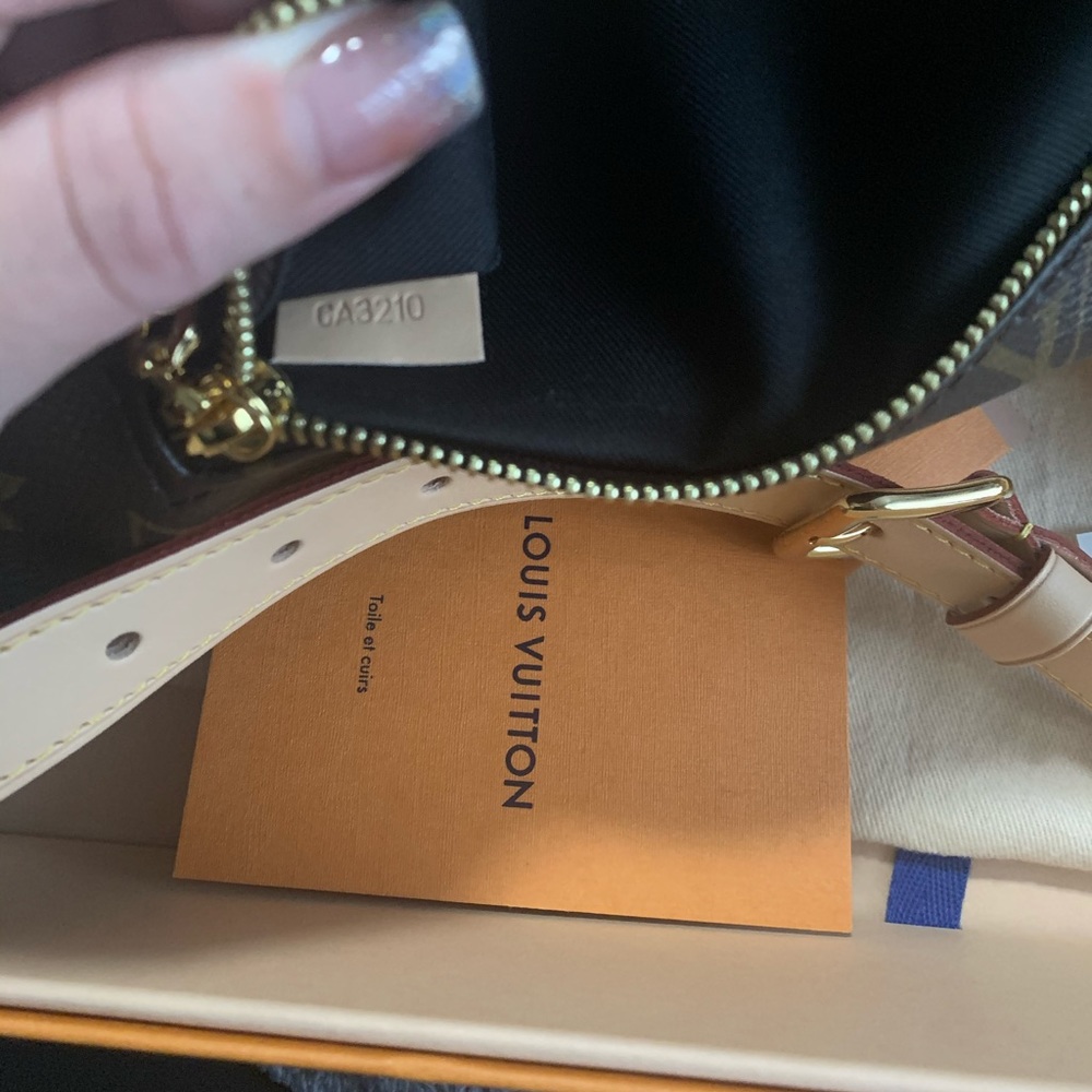Louis Vuitton Bumbag - Picture 6 of 11